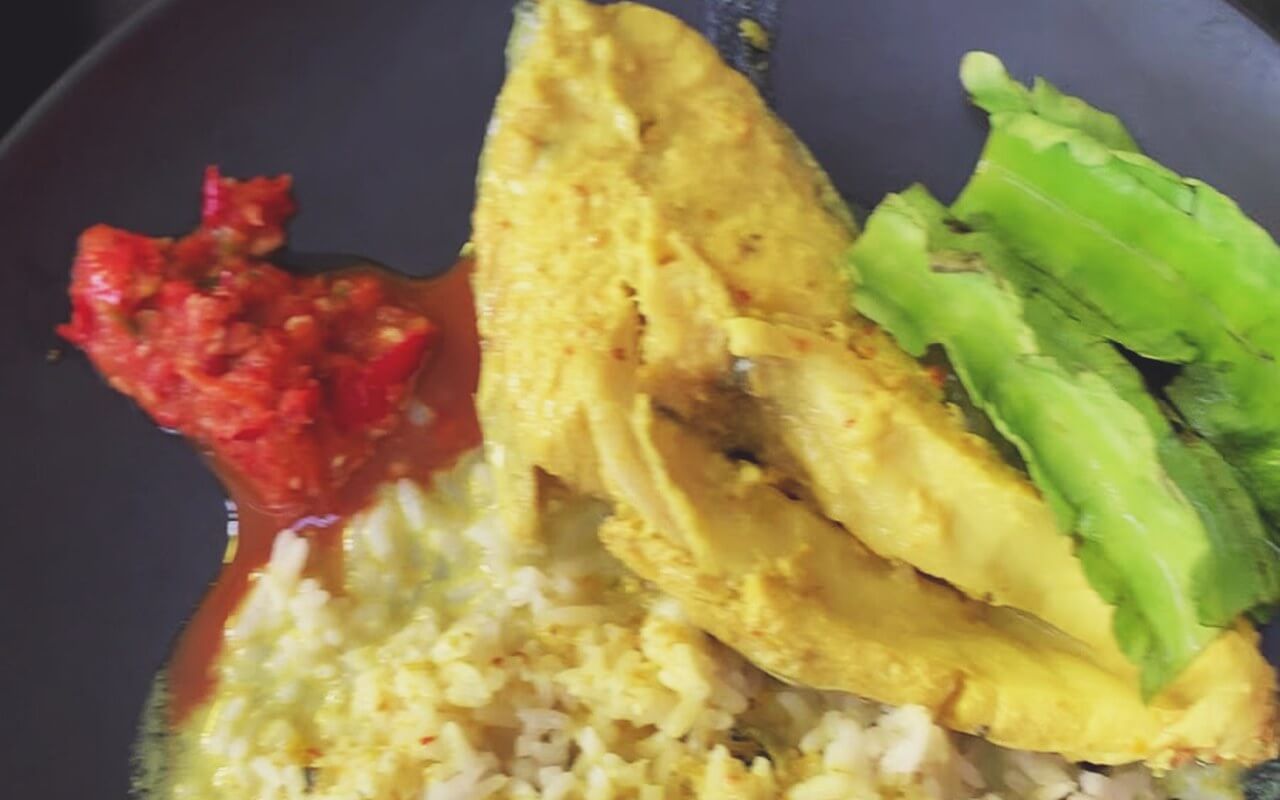 Ayam kampung masak lemak cili api ulaman dan sambal belacan