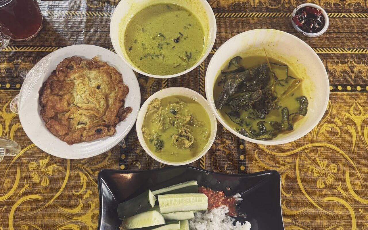 Meja makan set gulai masak lemak salai telur dadar ulam Zaini Salai House