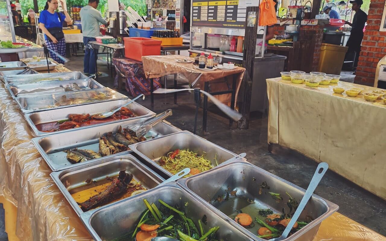 Dulang hidangan buffet lauk salai kawah di Zaini Salai House Seremban