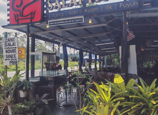 Pintu masuk dan papan tanda Salai House di Zaini Salai House Senawang