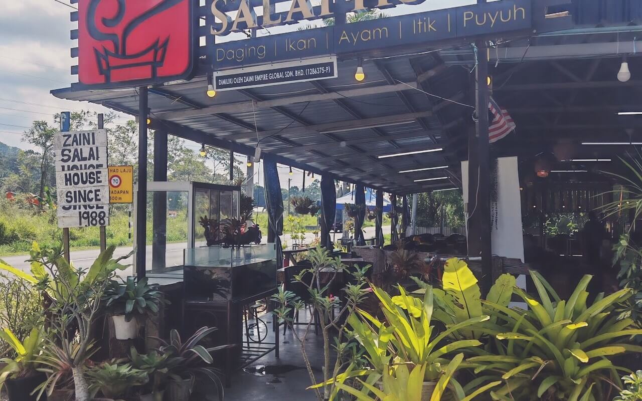 Pintu masuk dan papan tanda Salai House di Zaini Salai House Senawang