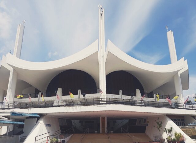 Bumbung Bertingkat Melentik 9 Tiang Masjid Negeri Sembilan di Bawah Langit Cerah Berawan
