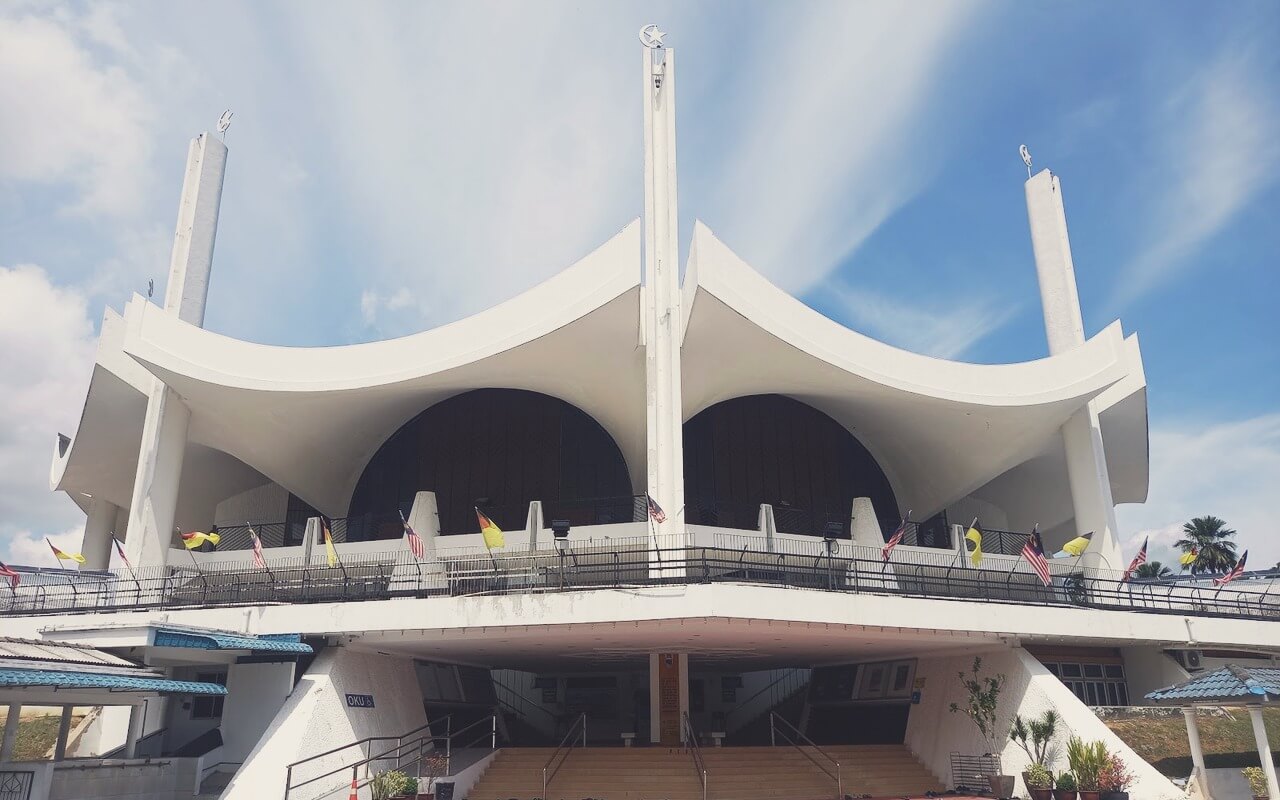 Seni Bina Modenis 9 Tiang Masjid Negeri Sembilan di Pinggir Tasik Seremban