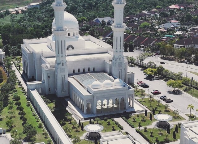 Pemandangan Udara Kompleks Masjid Sri Sendayan Berwarna Putih Bersih Dikelilingi Taman Menghijau