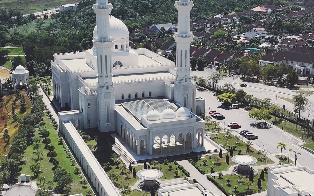 Pemandangan Udara Kompleks Masjid Sri Sendayan Berwarna Putih Bersih Dikelilingi Taman Menghijau