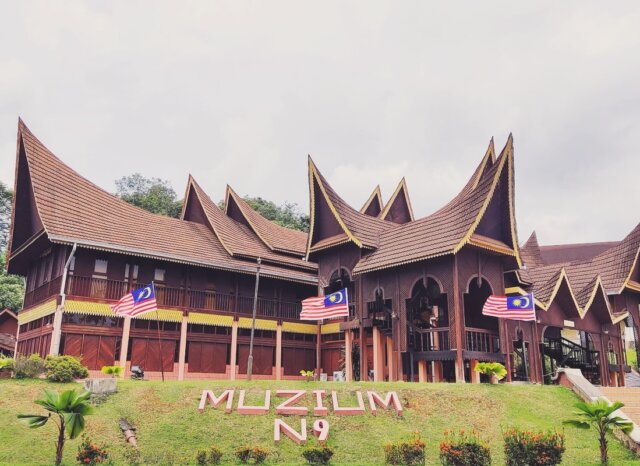 Pemandangan Fasad Hadapan Muzium Negeri Sembilan Berseni Bina Rumah Gadang Minangkabau dan Papan Tanda Bunga Muzium N9