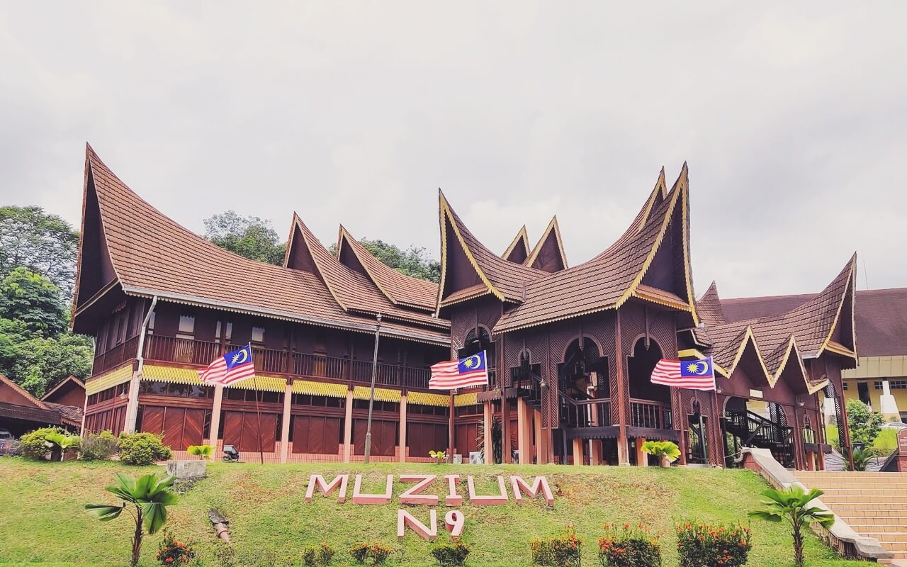 Fasad Istana Ampang Tinggi Kayu Klasik di Kompleks Muzium Negeri Sembilan
