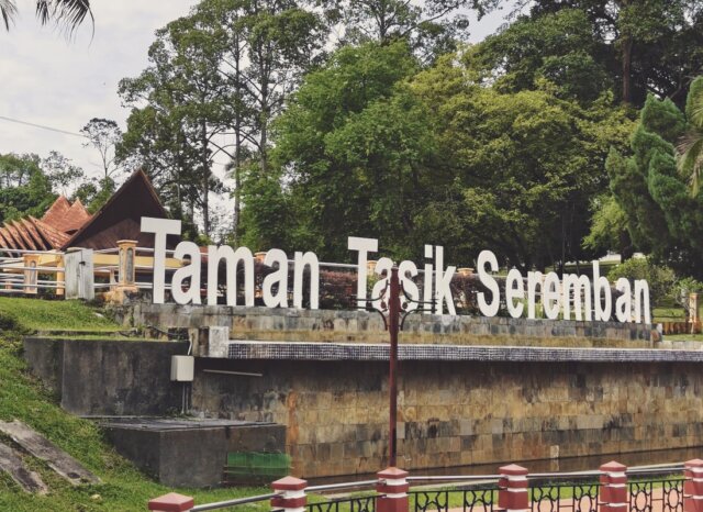 Papan Tanda Batu Megah Taman Tasik Seremban Berserta Landskap Bunga dan Bumbung Minangkabau