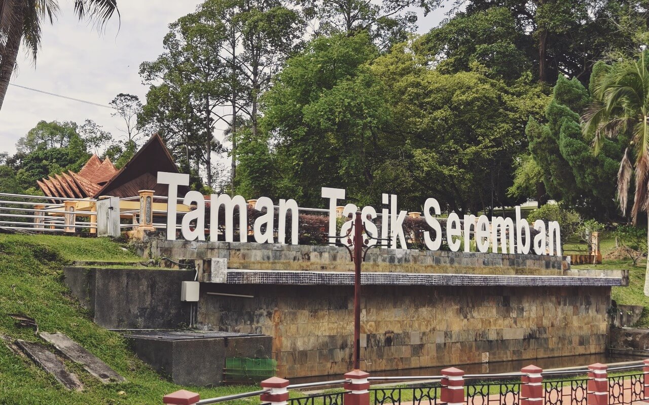 Pemandangan Tasik Damai dan Pohon Hujan di Taman Tasik Seremban
