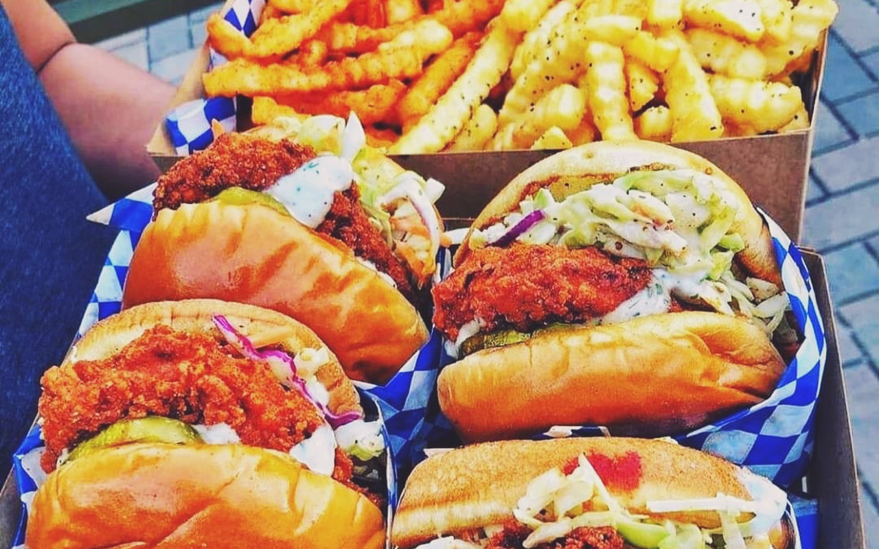 Amir Western Corner 1 Dataran Arena Tampin - Kotak hidangan burger ayam goreng crispy bersaiz mega bersama limpahan sos lada hitam dan kentang goreng.