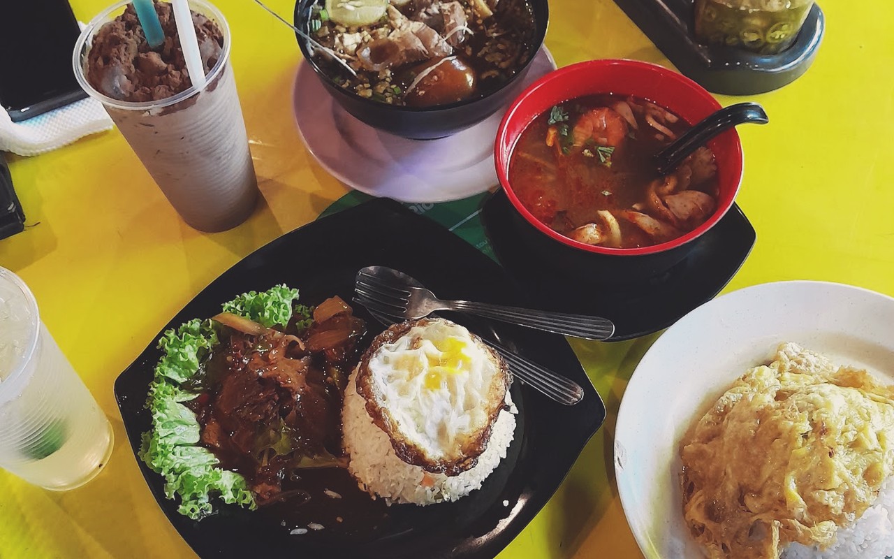 Amir Western Corner 1 Dataran Arena Tampin - Set hidangan stik daging bakar berkuah lada hitam pekat bersama nasi goreng, telur mata dan semangkuk tomyam rusuk panas.
