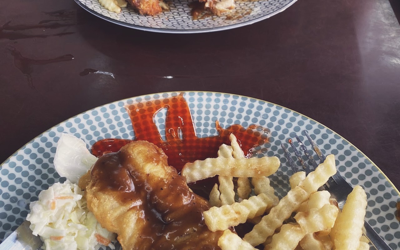 Amir Western Corner 1 Dataran Arena Tampin - Sajian chicken chop rangup keemasan disiram sos lada hitam berasap bersama salad coleslaw segar dan kentang crinkle.