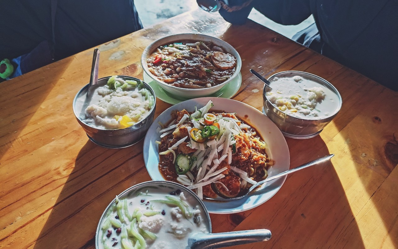 Cendol Zai Tampin - Set minum petang lengkap merangkumi mangkuk besi cendol santan sejuk, mee rojak kacang pekat dan hidangan laksa.