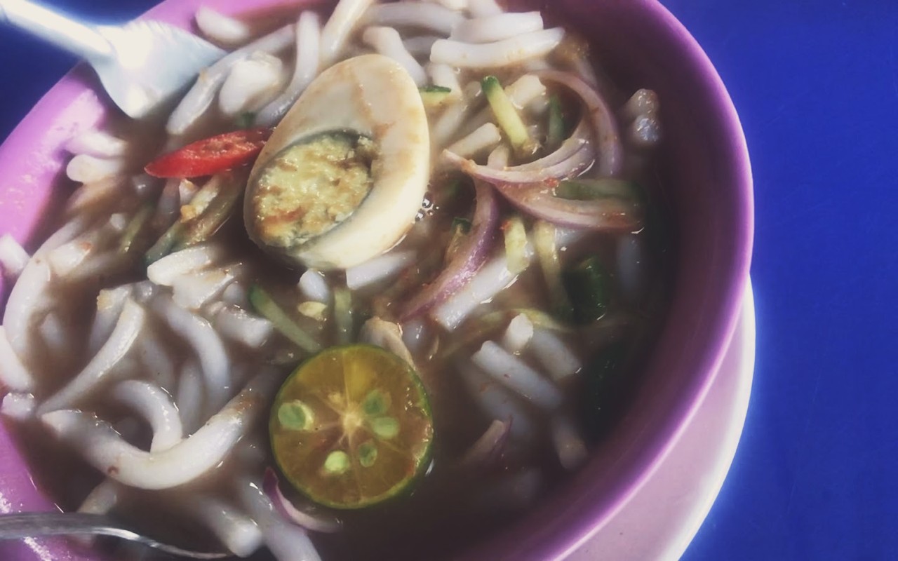 Cendol Zai Tampin - Semangkuk laksa utara panas berperisa kuah ikan kembung segar, limau kasturi, cili potong dan telur rebus.