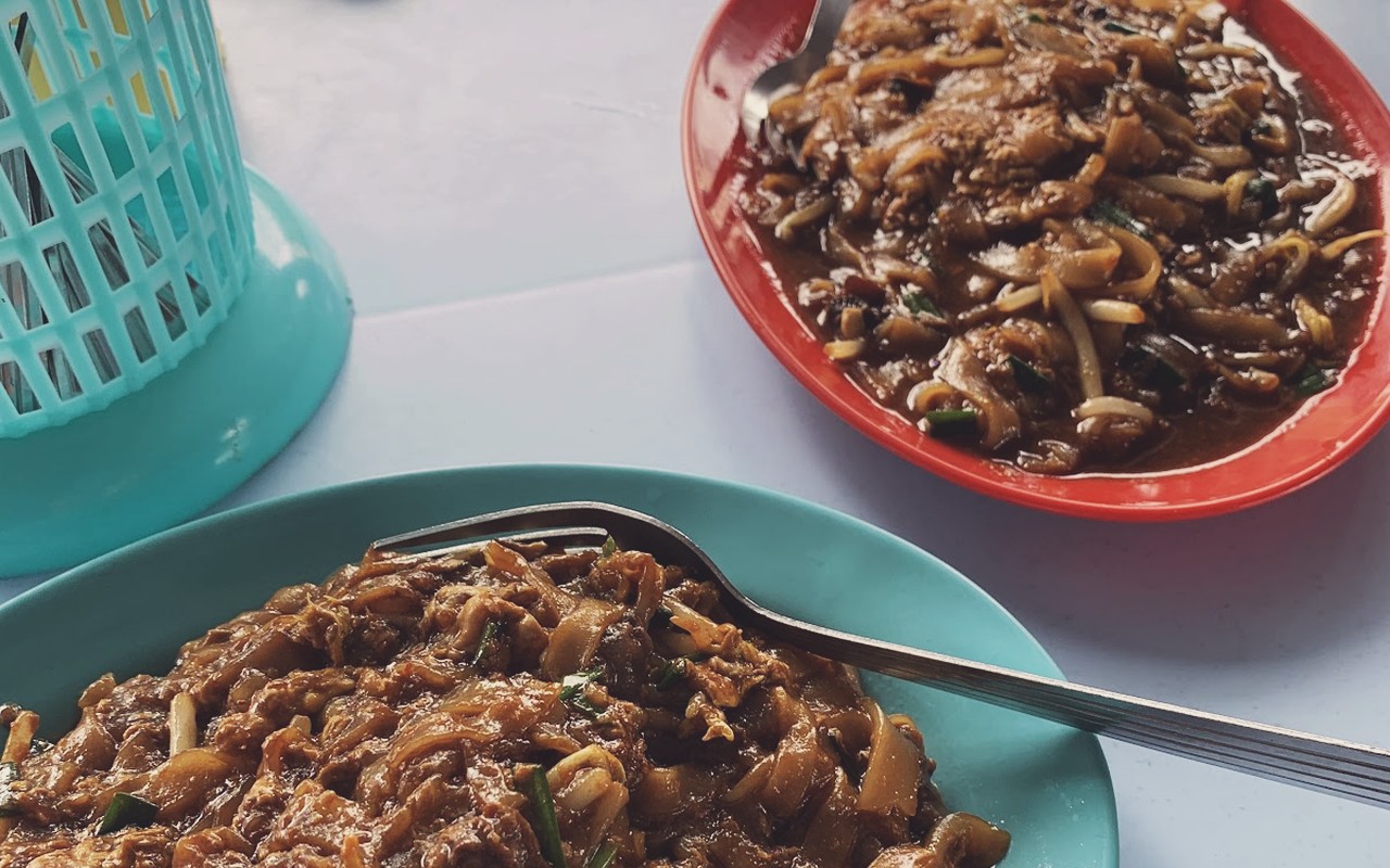 Char Kuey Teow Tn Bad Tampin - Sepinggan Char Kuey Teow beraroma asap kuali (wok-hei) pekat dipenuhi udang segar manis dan kerang berjus.