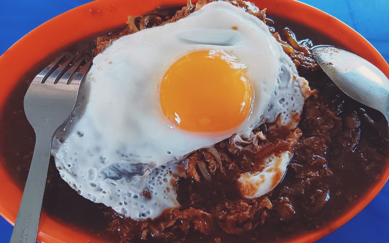 Char Kuey Teow Tn Bad Tampin - Char Kuey Teow versi basah berkuah pekat merah diserikan dengan telur mata separuh masak meleleh.