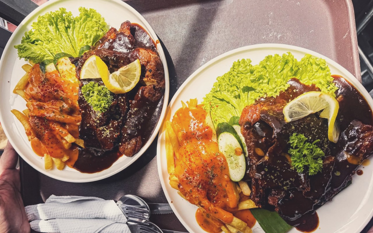 Hide Or Out Cafe & Space (H2O Tampin) - Dua pinggan besar kombo western chicken chop crispy dan lamb grill berkuah lada hitam bersama kentang goreng.