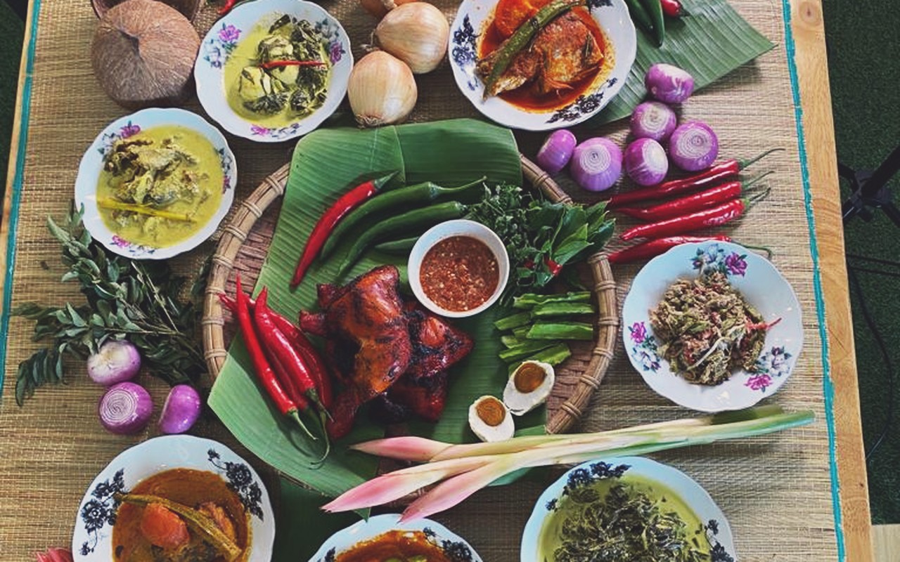Kodai Kuwaah Tampin N9 - Jamuan adat Minangkabau dalam talam beralas daun pisang merangkumi ayam bakar rempah, gulai lemak cili api, ulaman dan sambal belacan.