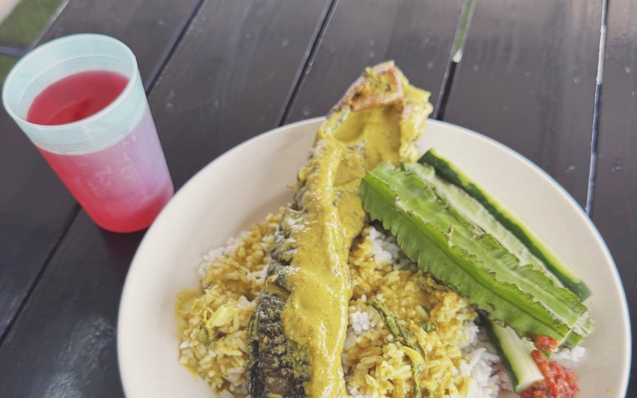 Kodai Kuwaah Tampin N9 - Sepinggan nasi panas bersama seekor ikan sungai salai disiram kuah lemak kuning berkrim dan kacang botor segar.