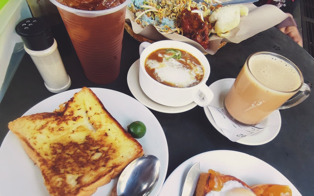 Laman Hijau Cafe Tampin - Set sarapan pagi popular roti cotek bakar rangup bersama telur goyang separuh masak dan secawan teh tarik buih.
