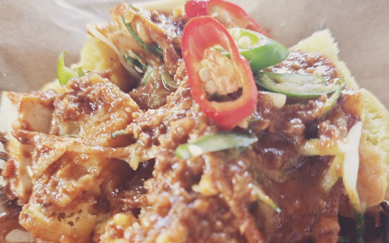 Laman Hijau Cafe Tampin - Sajian pembuka selera Tauhu Gedik rangup yang dilimpahi kuah kacang berempah pekat dan hirisan cili pedas.