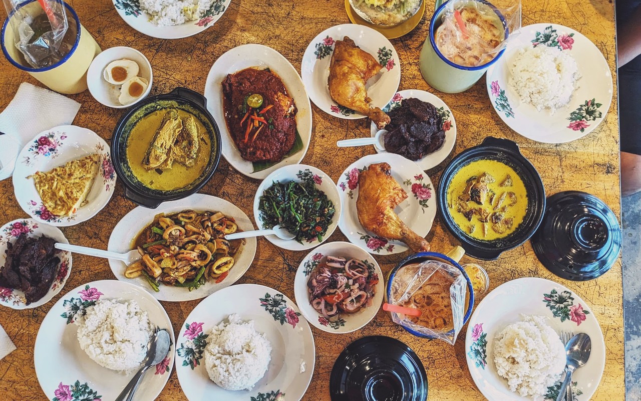 Lomak Salai Tampin - Jamuan hidangan kenduri meja penuh merangkumi mangkuk tanah liat gulai daging salai cili api, ayam berempah, ulaman dan telur masin.