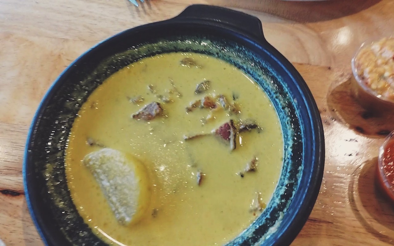 Lomak Salai Tampin - Mangkuk tanah liat panas mendidih gulai masak lemak cili api daging salai sabak berkuah santan kunyit hidup.