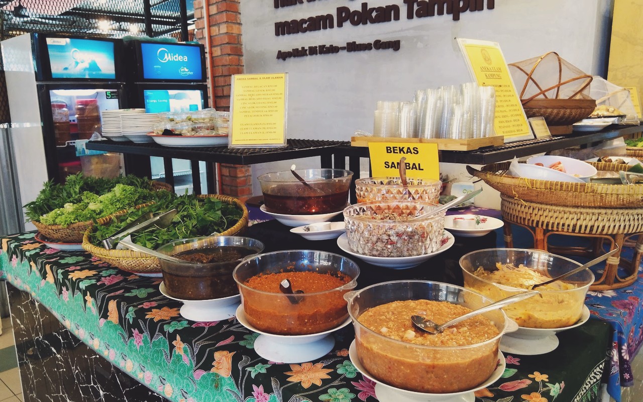 Lomak Salai Tampin - Deretan mangkuk aneka ulam-ulaman kampung segar, sambal belacan, sambal tempoyak dan kuah cicahan tradisi.