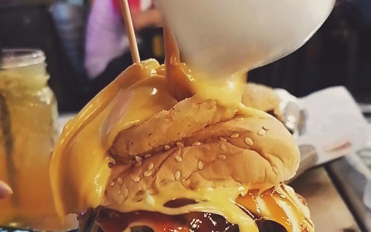 Mulut Cafe & Dessert Tampin - Sajian tower burger bakar daging lembu homemade tebal yang dilimpahi lelehan sos keju kuning dan gegelang bawang.