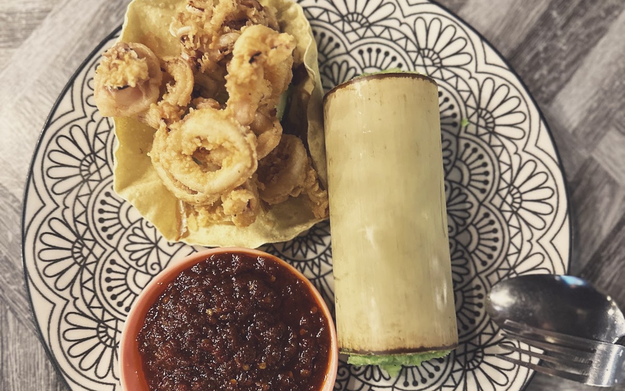 Mulut Cafe & Dessert Tampin - Nasi lemak santan wangi yang dikukus di dalam buluh, disajikan bersama sambal pedas berapi dan gegelang sotong celup tepung.