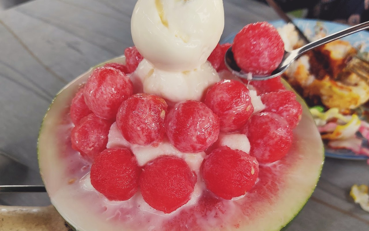 Mulut Cafe & Dessert Tampin - Pencuci mulut ais salji gaya Korea bingsu tembikai merah manis bertingkat dengan aiskrim berkrim di atasnya.