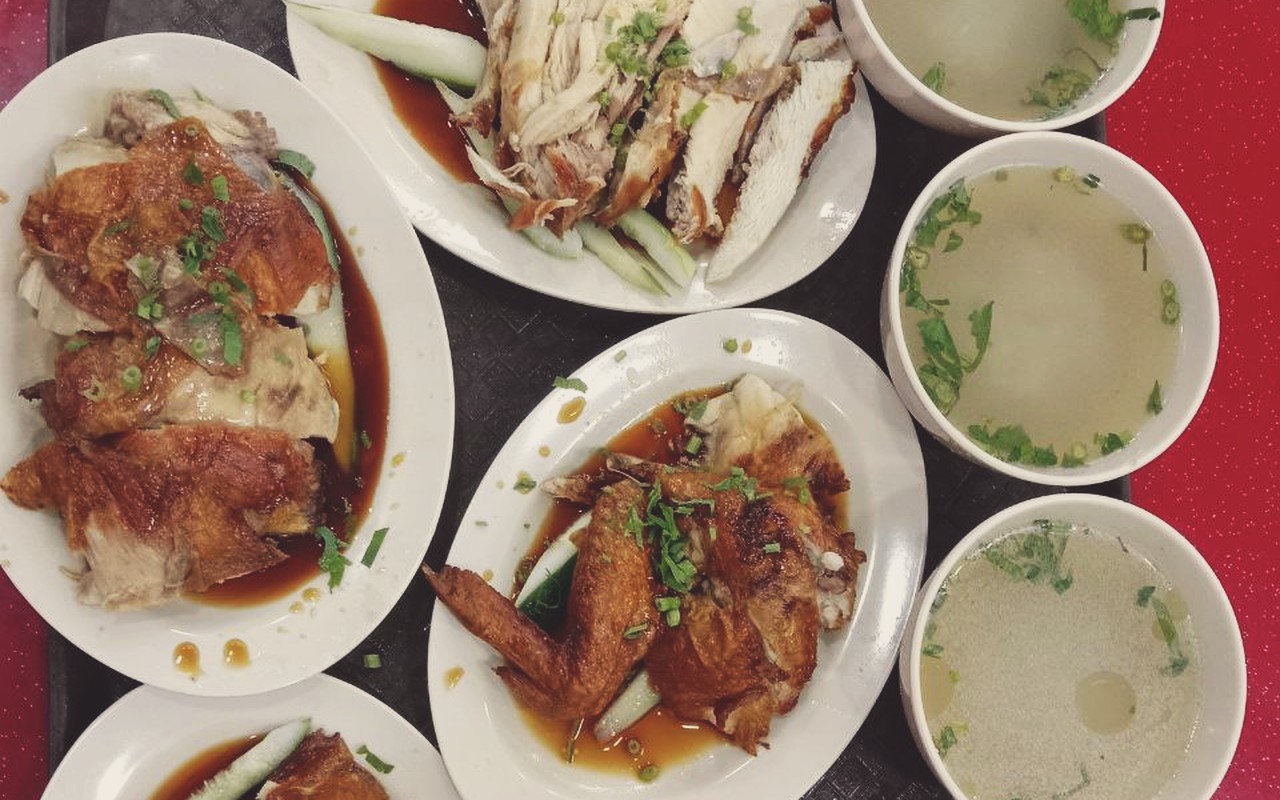 Restoran Nasi Ayam Gemas Mustafah Original (NAG Pak Mus) - Dulang sajian lengkap nasi ayam panggang berempah warisan Pak Mus bersama mangkuk sup herba panas.