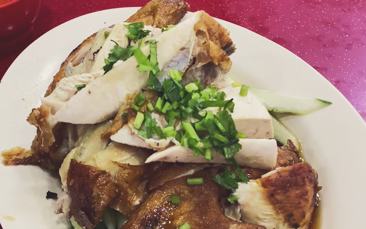 Restoran Nasi Ayam Gemas Mustafah Original (NAG Pak Mus) - Potongan daging ayam panggang madu berkilat perang keemasan bertabur daun bawang segar dan timun.