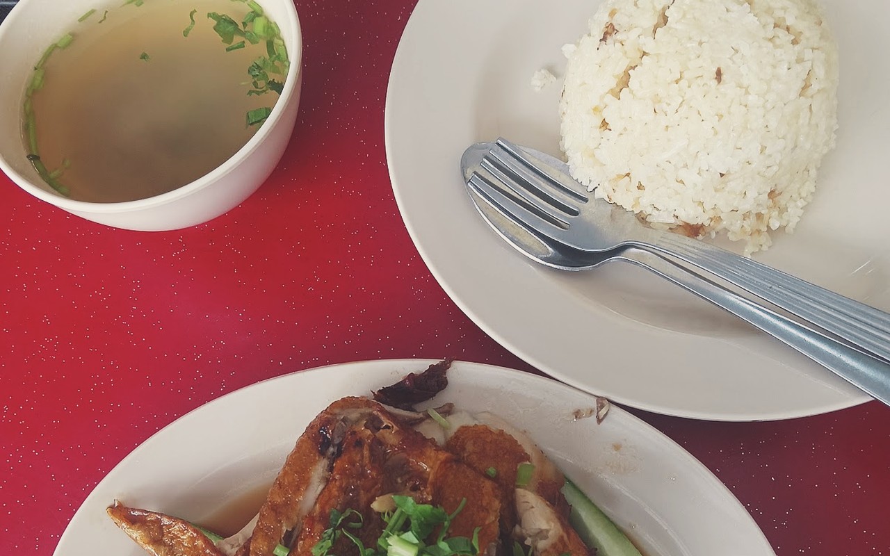 Restoran Nasi Ayam Gemas Mustafah Original (NAG Pak Mus) - Sajian sepinggan nasi minyak wangi pati ayam bersama kepak ayam panggang herba dan kuah kicap bijan istimewa.