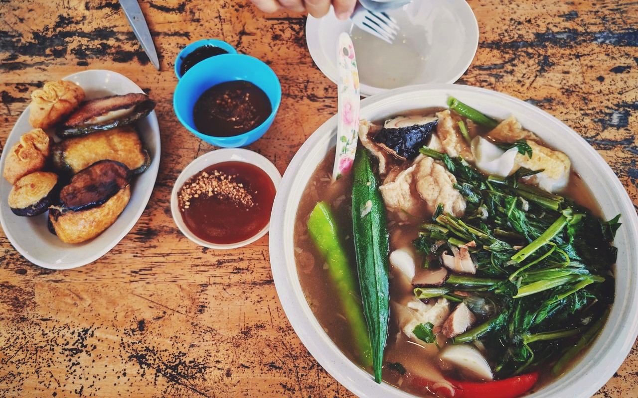 Restoran Mama Nor Tampin (Chinese Muslim & Seafood) - Semangkuk besar Chinese Muslim Yong Tau Foo kuah sup herba bersama bendi, terung sumbat dan cili sos merah manis.