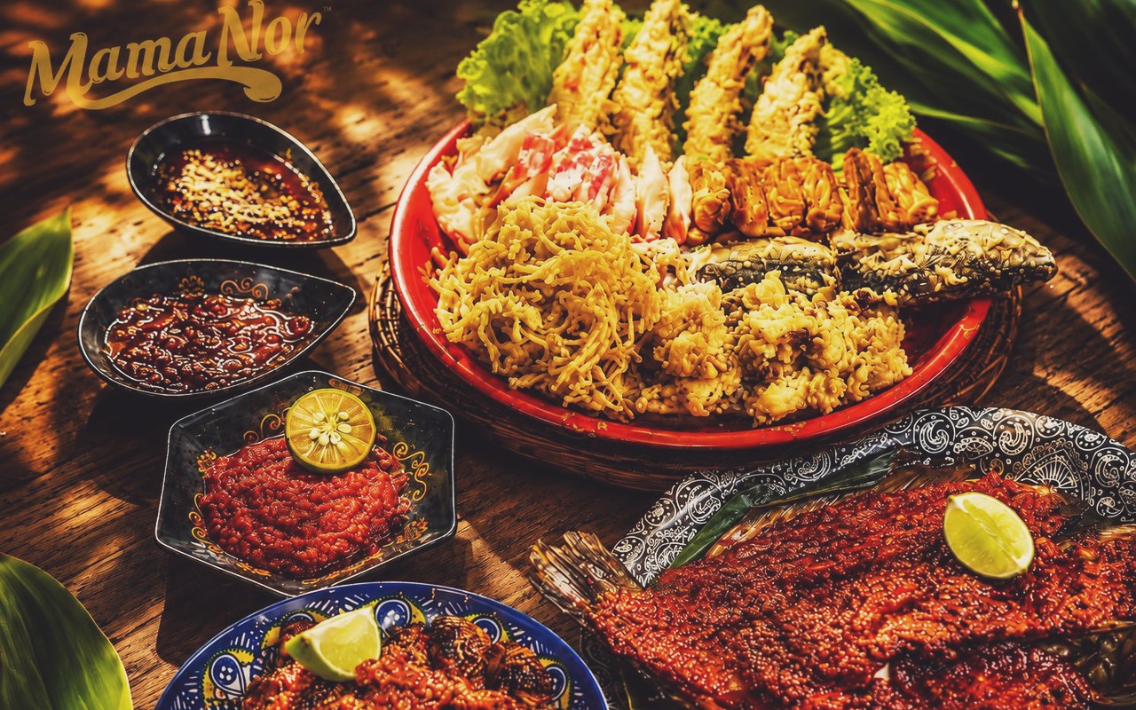 Restoran Mama Nor Tampin (Chinese Muslim & Seafood) - Set dulang gergasi makanan laut celup tepung rangup bersama aneka sambal cicahan pencetus selera.